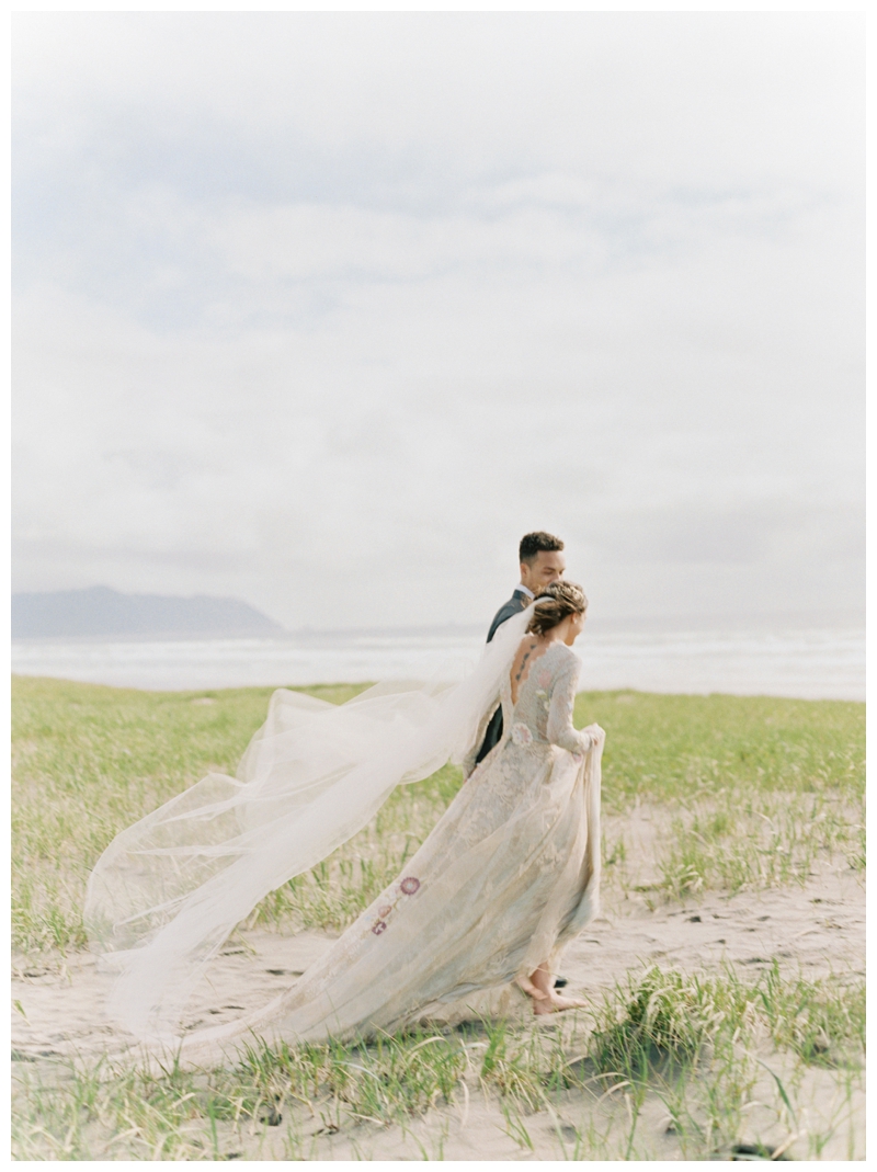 CASSIE VALENTE PHOTOGRAPHY | OREGON COAST STYLED SUNSET BEACH WEDDING INSPIRATION